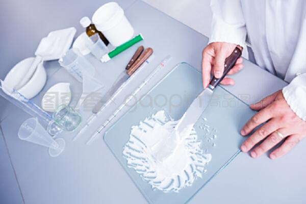 實驗室的告別 一位生物化學家與藥品研發(fā)之路